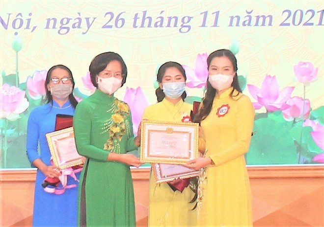 Trưởng Ban Tuyên giáo Thành ủy Bùi Huyền Mai trao giải Nhất cho thí sinh Nguyễn Thị Phương Thêm