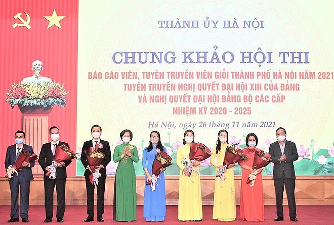 Phó Bí thư Thành ủy Nguyễn Văn Phong và Trưởng Ban Tuyên giáo Thành ủy Bùi Huyền Mai tặng hoa, chúc mừng các thí sinh dự thi