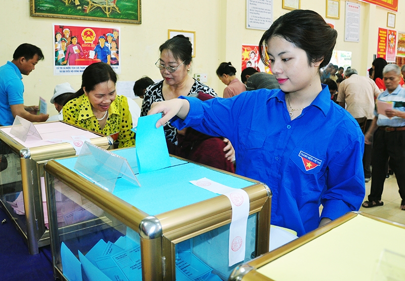 Người dân đi bỏ phiếu bầu cửđại biểu Quốc hội và đại biểu HĐND các cấp