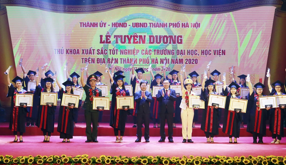 Bí thư Thành ủy Hà Nội Vương Đình Huệ và Phó Bí thư Thường trực Trung ương Đoàn, Chủ tịch Hội Liên hiệp thanh niên Việt Nam Nguyễn Anh Tuấn trao bằng khen cho các thủ khoa xuất sắc tốt nghiệp các trường đại học, học viện trên địa bàn thành phố Hà Nội năm 2020