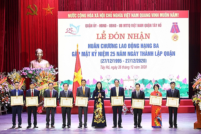 Chủ tịch UB MTTQ Việt Nam TP Hà Nội Nguyễn Lan Hương trao Bằng khen của Chủ tịch UBND thành phố cho các tập thể, cá nhân