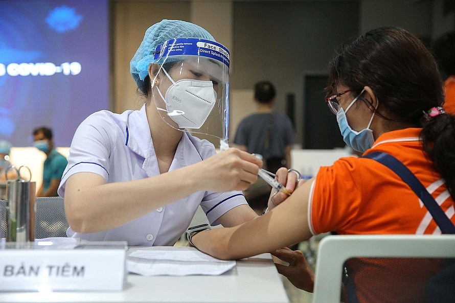 việc tổ chức tiêm vắc xin phòng Covid-19 cho học sinh từ đủ 12 đến 17 tuổi của các trường học trên địa bàn thành phố Hà Nội vẫn diễn ra bình thường