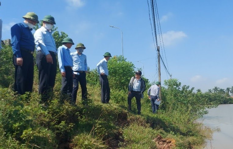 Phó Chủ tịch UBND thành phố Hà Nội Nguyễn Mạnh Quyền kiểm tra, chỉ đạo khắc phục sự cố sạt lở đê tả Đáy (đoạn xã Đội Bình, huyện Ứng Hòa).