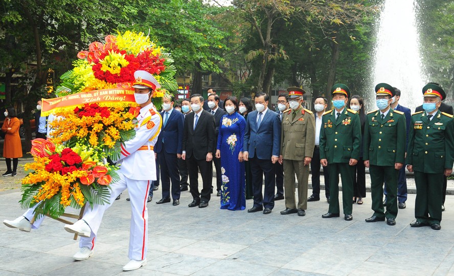 Các đồng chí lãnh đạo thành phố Hà Nội và đại diện Ban Liên lạc truyền thống Cựu chiến binh Trung đoàn Thủ đô dâng hoa tại tượng đài “Quyết tử để Tổ quốc quyết sinh”