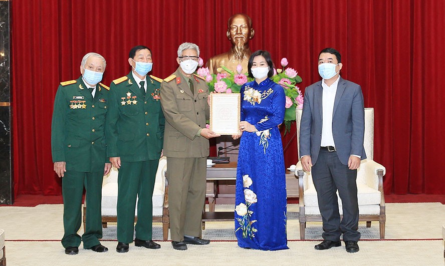 Phó Bí thư Thường trực Thành ủy Nguyễn Thị Tuyến trao thư, chúc mừng đại diện Ban Liên lạc truyền thống cựu chiến binh Trung đoàn Thủ đô.