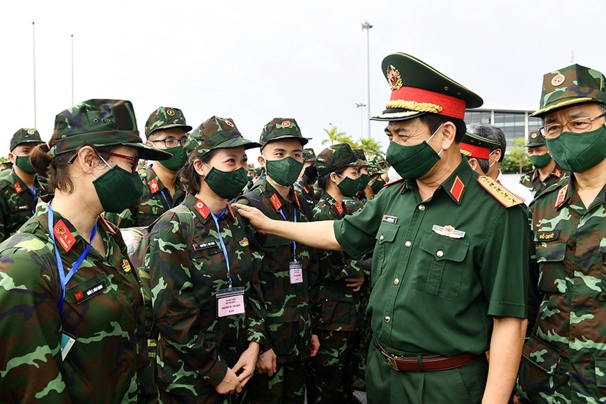 Đại tướng Phan Văn Giang, Ủy viên Bộ Chính trị, Bộ trưởng Bộ Quốc phòng động viên cán bộ, học viên Học viện Quân y trước khi lên đường vào miền Nam chống dịch.