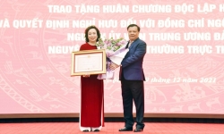 Trao tặng Huân chương Độc lập hạng Nhì cho nguyên Phó Bí thư Thường trực Thành uỷ Hà Nội Ngô Thị Thanh Hằng