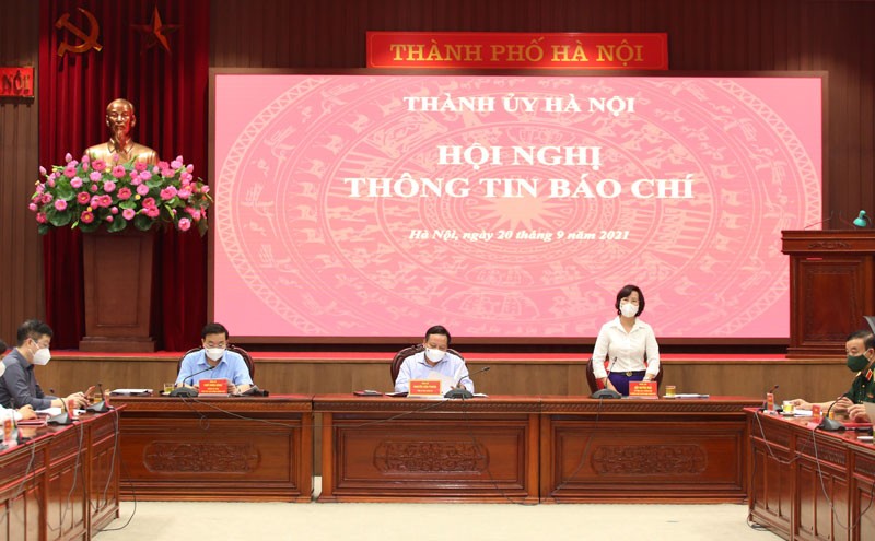 Phó Bí thư Thành ủy Hà Nội Nguyễn Văn Phong, Phó Chỉ huy trưởng Thường trực Sở Chỉ huy công tác phòng, chống dịch Covid-19 thành phố chủ trì hội nghị thông tin với các cơ quan báo chí về các biện pháp phòng, chống dịch