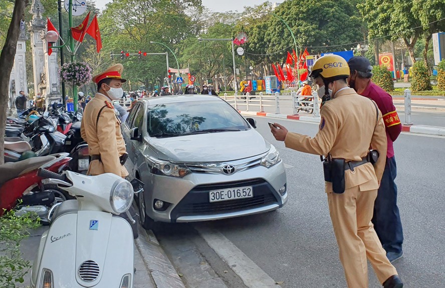 Lực lượng chức năng kiểm tra một điểm trông giữ xe trái phép trên địa bàn quận Ba Đình