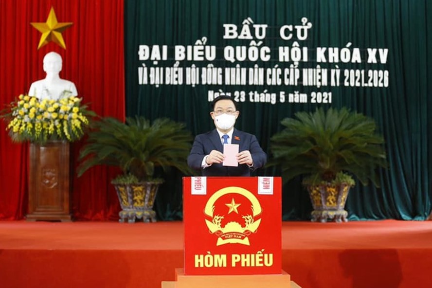 Chủ tịch Quốc hội Vương Đình Huệ bỏ lá phiếu đầu tiên tại điểm bỏ phiếu số 1 thị trấn An Lão, Hải Phòng.