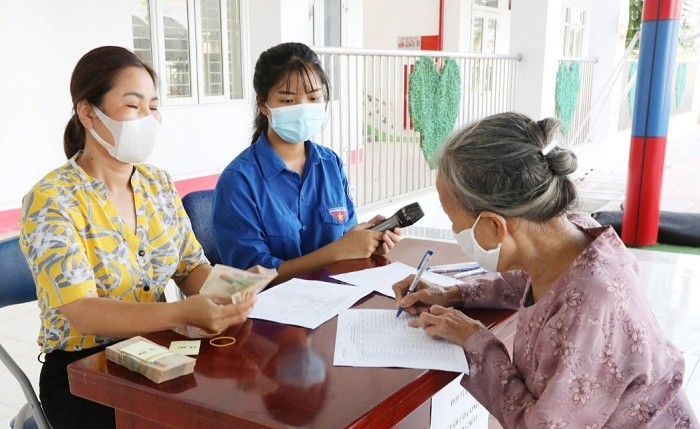 Chi trả tiền hỗ trợ an sinh xã hội theo chính sách đặc thù của thành phố Hà Nội.
