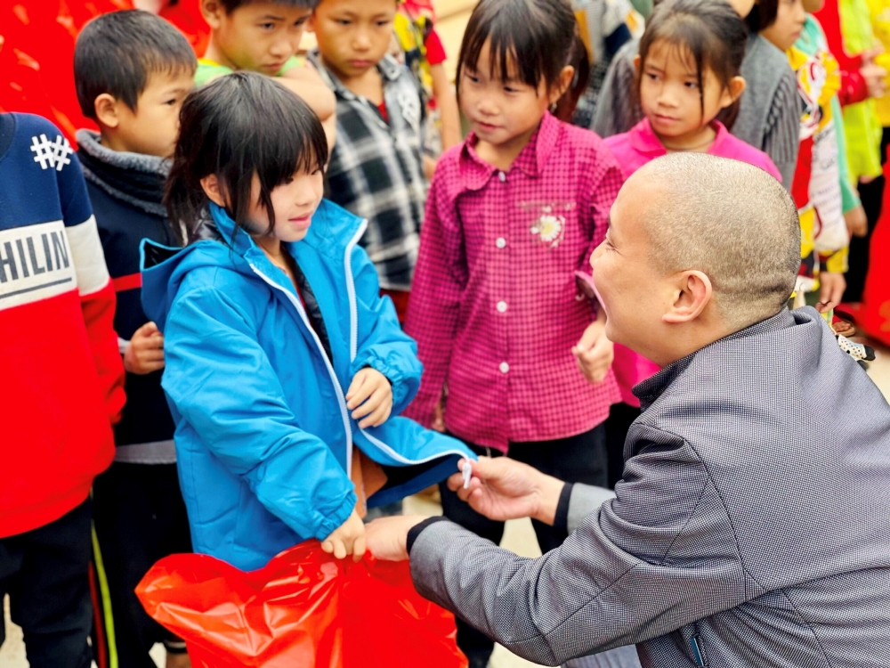 Trăng Xanh chắp cánh ước mơ cho học sinh vùng cao