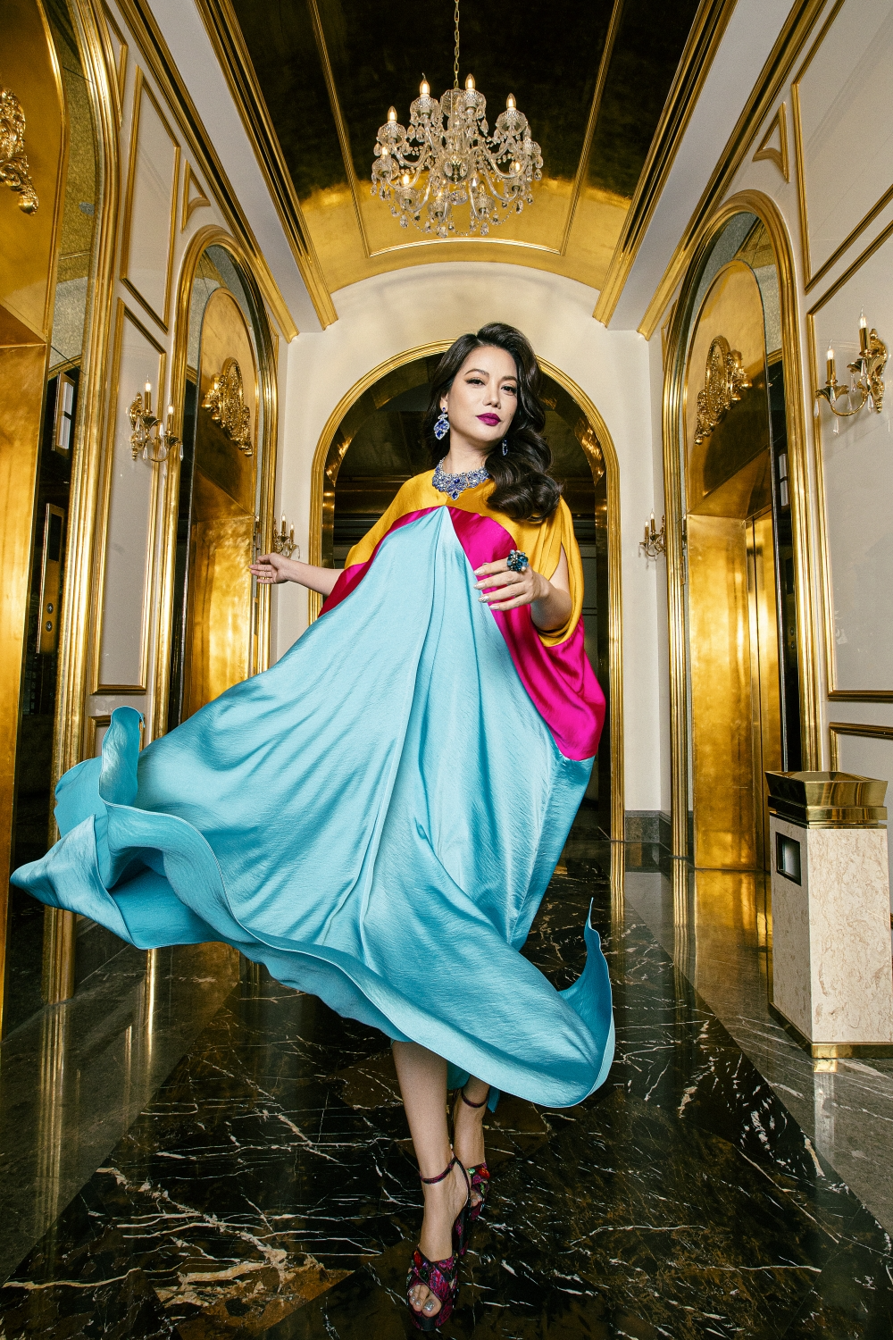 Xuất hiện trong bộ sưu tập mới nhất của nhà thiết kế Vũ Tường Vi với tư cách khách mời, Trương Ngọc Ánh tỏa sáng với thần thái quyến rũ như một nữ hoàng. Đồng thời, vẻ đẹp mặn mà của nữ diễn viên còn khiến cho công chúng không khỏi cảm thán trước một tượng đài nhan sắc của showbiz Việt. Với khả năng “chơi” màu tài tình, thiết kế váy lụa của thương hiệu VROSA đem đến cho diễn viên sự tươi mới, nổi bật bằng các chi tiết tạo điểm nhấn thú vị thể hiện qua những đường cắt, ráp vải độc đáo. Xuất hiện trong bộ sưu tập mới nhất của nhà thiết kế Vũ Tường Vi với tư cách khách mời, Trương Ngọc Ánh tỏa sáng với thần thái quyến rũ như một nữ hoàng. Đồng thời, vẻ đẹp mặn mà của nữ diễn viên còn khiến cho công chúng không khỏi cảm thán trước một tượng đài nhan sắc của showbiz Việt. Với khả năng “chơi” màu tài tình, thiết kế váy lụa của thương hiệu VROSA đem đến cho diễn viên sự tươi mới, nổi bật bằng các chi tiết tạo điểm nhấn thú vị thể hiện qua những đường cắt, ráp vải độc đáo.