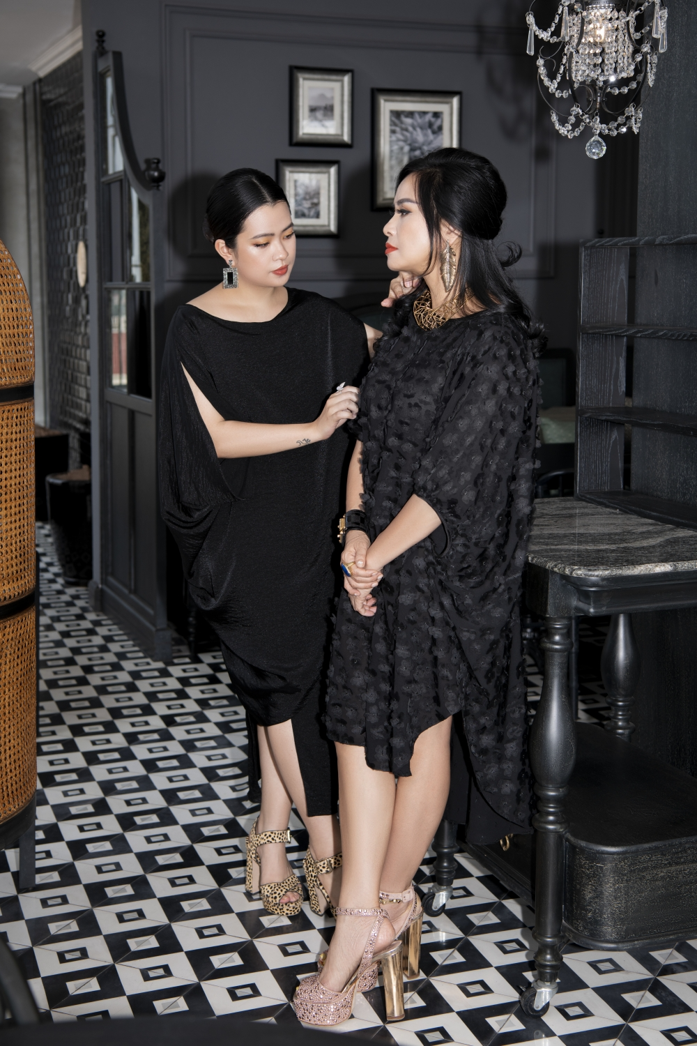 Nhà thiết kế Vũ Tường Vi đang chỉnh trang phục cho diva Thanh Lam. Cô chia sẻ, tại VROSA, tất cả các khâu từ chọn lựa chất liệu, thiết kế, lên rập, may mẫu… Vũ Tường Vi đều khắt khe với chính bản thân mình và cộng sự để tạo ra những gì tốt nhất, xứng đáng nhất với sự lựa chọn của khách hàng yêu thời trang. Nhà thiết kế Vũ Tường Vi đang chỉnh trang phục cho diva Thanh Lam. Cô chia sẻ, tại VROSA, tất cả các khâu từ chọn lựa chất liệu, thiết kế, lên rập, may mẫu… Vũ Tường Vi đều khắt khe với chính bản thân mình và cộng sự để tạo ra những gì tốt nhất, xứng đáng nhất với sự lựa chọn của khách hàng yêu thời trang.