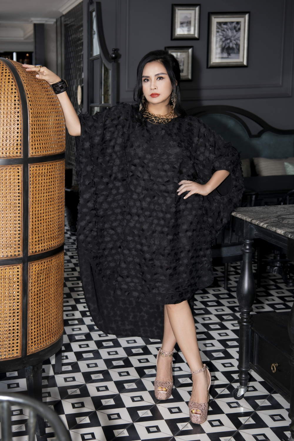 Sắc đen quyền lực là bí quyết quyến rũ cho nữ diva khi hay phải tham gia những sự kiện, tiệc tối sang trọng. Sắc đen quyền lực là bí quyết quyến rũ cho nữ diva khi hay phải tham gia những sự kiện, tiệc tối sang trọng.
