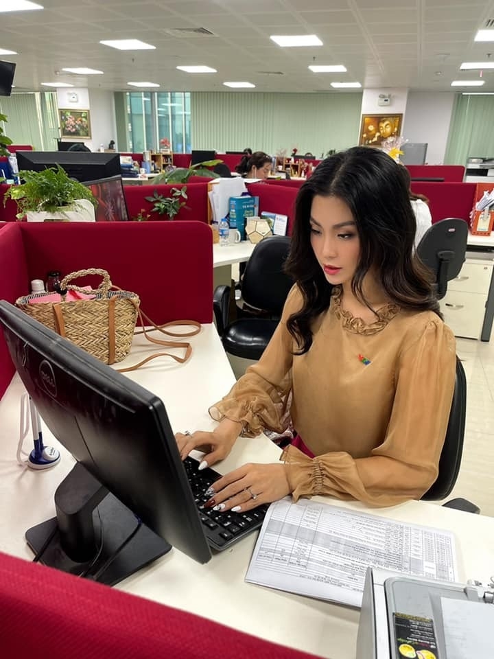 Đỗ Thị Hà giản dị đi từ thiện ngày giáp Tết, Mai Phương Thuý không về nhà đón năm mới vì dịch
