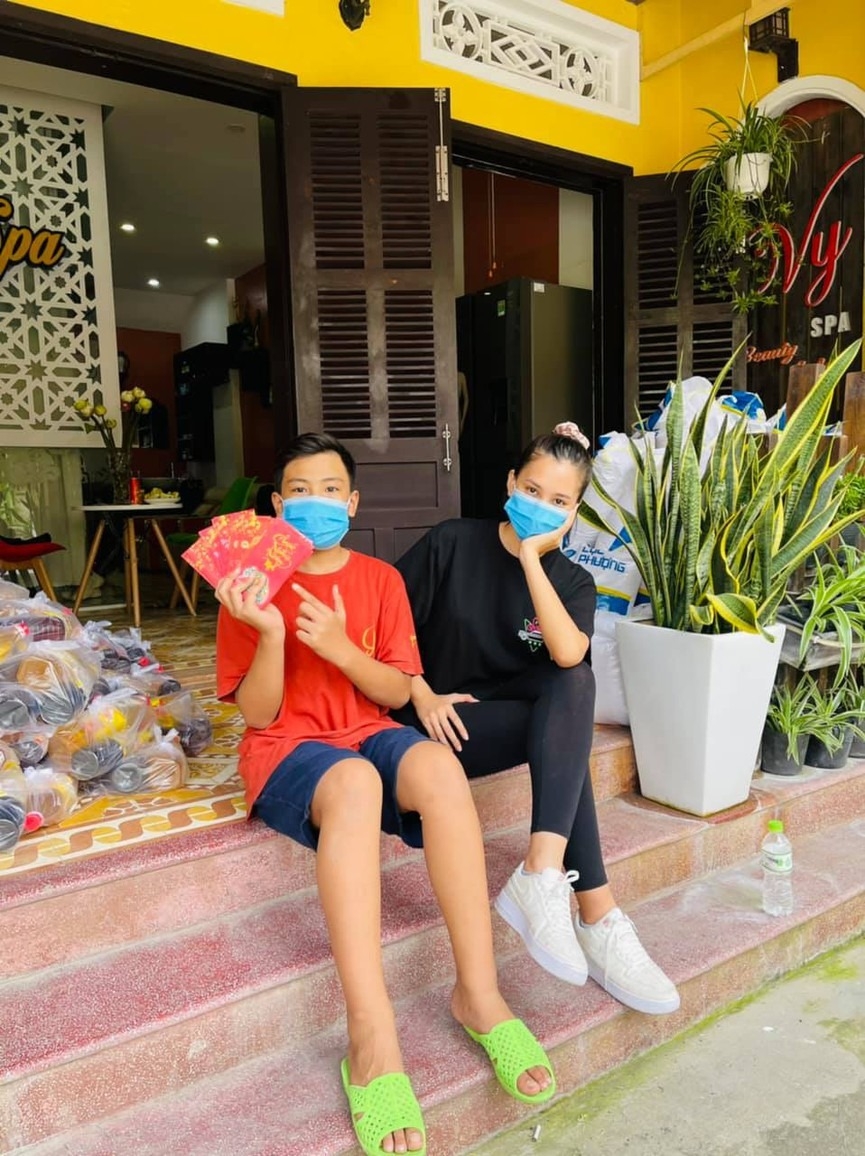 Ngay sau khi về quê ở Hội An để ăn Tết cùng gia đình, Hoa hậu Tiểu Vy đã chuẩn bị những phần quà để đi từ thiện.