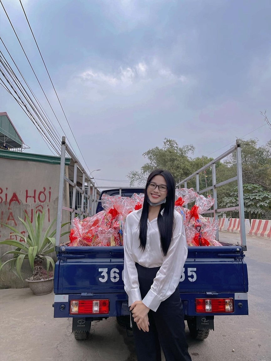 Sau hơn 2 tháng đăng quang, Đỗ Thị Hà đã chứng tỏ mình xứng đáng với vương miện khi rất tích cực tham gia các hoạt động từ thiện, xã hội khắp trong Nam ngoài Bắc.