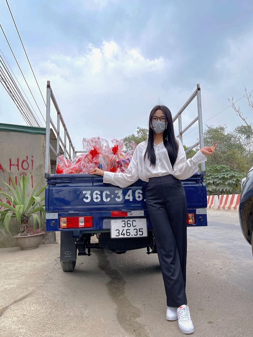 Trên trang cá nhân, Hoa hậu Đỗ Thị Hà chia sẻ hình ảnh cô đi từ thiện trong ngày 27 Tết. Đỗ Thị Hà cho biết đây là chuyến từ thiện cuối cùng, khép lại một năm tất bật với rất nhiều chuyến công tác xã hội trên khắp nơi ở cả nước.