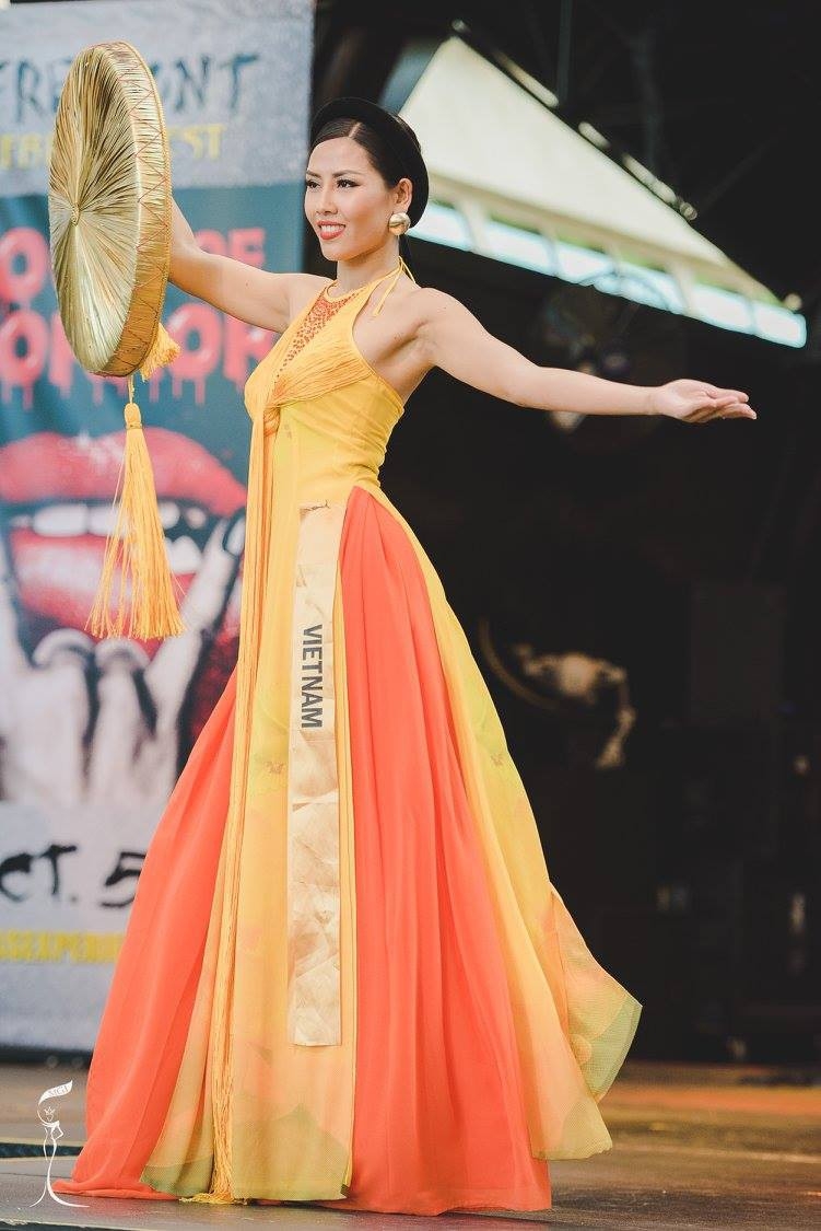 Nguyễn Thị Loan trình diễn trang phục dân tộc tại cuộc thi Miss Grand 2016. 