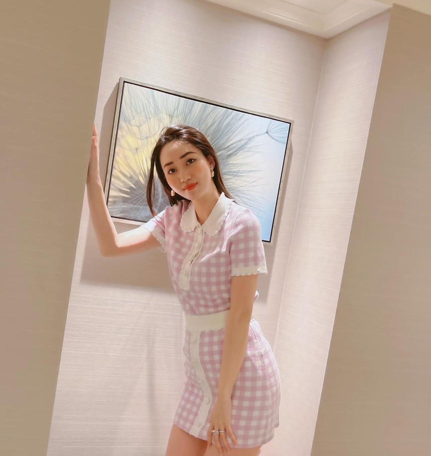 Á hậu Trà My khoe dáng quyến rũ trong bộ váy tông màu tím pastel dịu dàng.