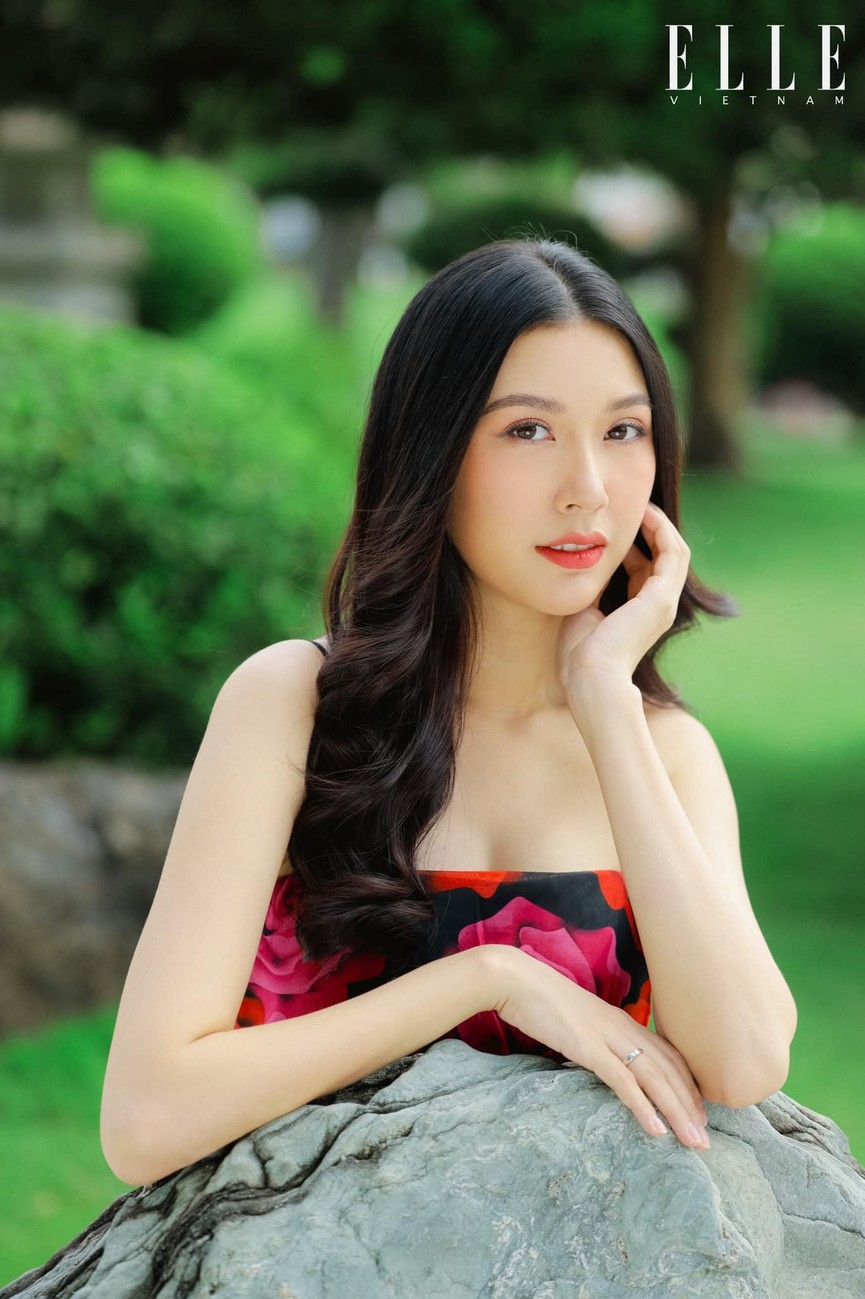 Á hậu Thuý Vân khoe vẻ xinh đẹp, dịu dàng tựa 'nàng thơ' kiêu sa.