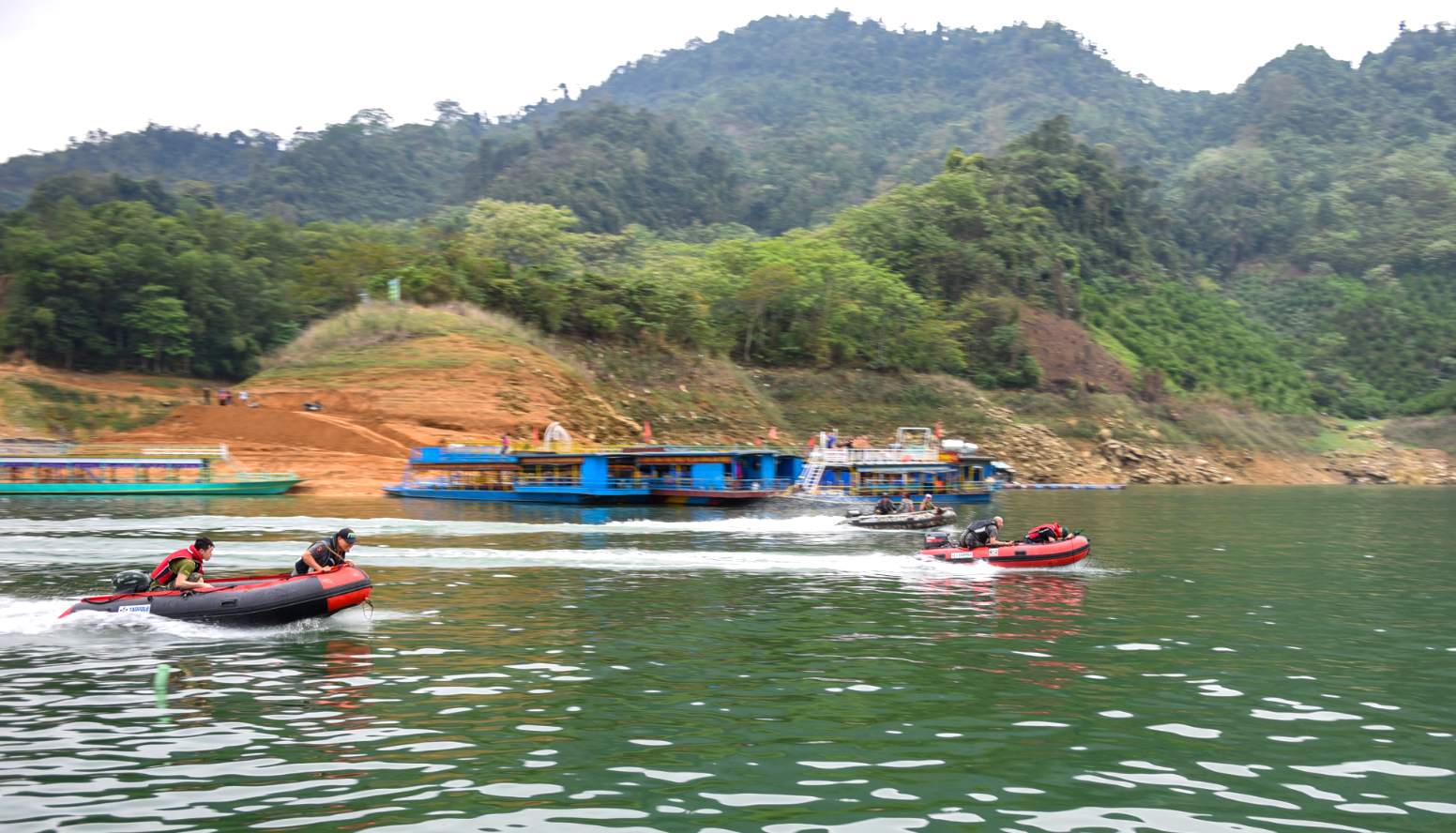 Các vận động viên tranh tài nội dung đua xuồng hơi cao tốc.