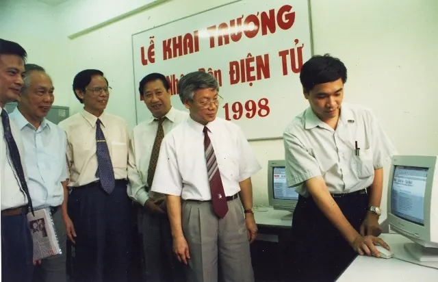 Đồng chí Nguyễn Phú Trọng, khi đó là Ủy viên Bộ Chính trị phụ trách công tác tư tưởng, văn hóa và khoa giáo kiểm tra dữ liệu phát báo trong ngày khai trương Báo Nhân Dân điện tử, 21/6/1998.