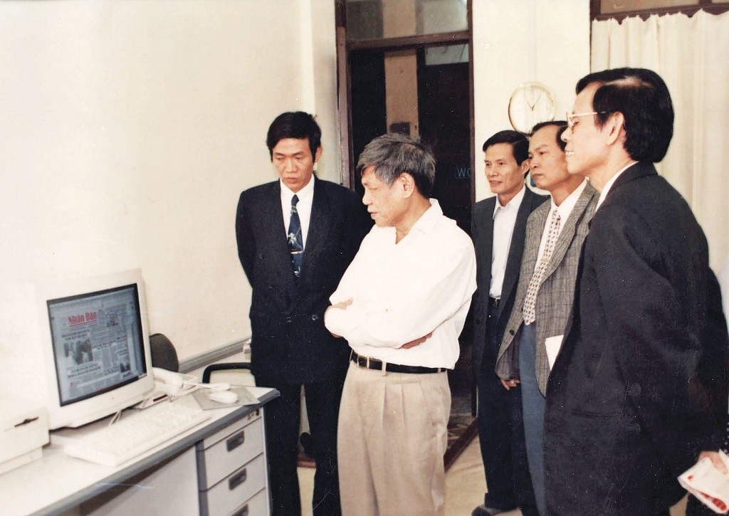 Tổng Bí thư Lê Khả Phiêu thăm và làm việc tại Báo Nhân Dân ngày 9/2/1998.