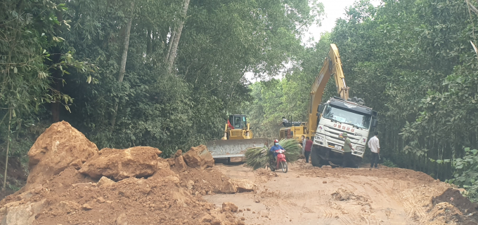 Dù bị dừng mọi hoạt động, nhưng phương tiện mở đường, xe vận chuyển đất vẫn tấp nập ra vào khu vực thuộc địa bàn xã Xuân Phúc