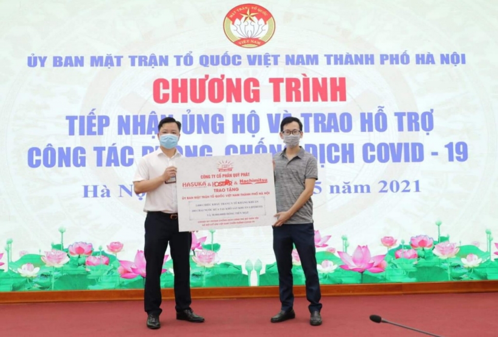 Ông Nguyễn Sỹ Trường, Phó Chủ tịch Tổ Quốc TP Hà Nội tiếp nhận ủng hộ của các doanh nghiệp