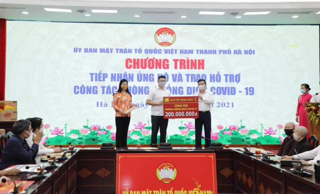Ông Hà Minh Hải, Phó Chủ tịch UBND TP Hà Nội tiếp nhận ủng hộ của các doanh nghiệp