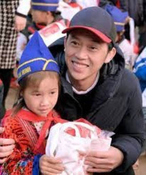 Danh hài Hoài Linh trong một chuyến đi từ thiện