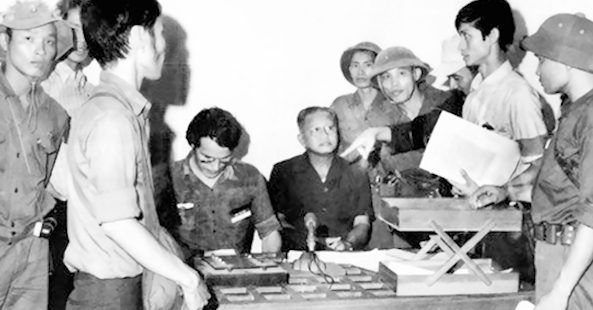 Nhà báo Tây Ban Nha Borries Gallasch ngồi cạnh ông Dương Văn Minh để chuẩn bị ghi âm lời tuyên bố đầu hàng
