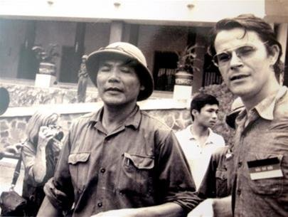 Trung tá chính ủy Bùi Văn Tùng và nhà báo Borries Galllasch tại dinh độc lập ngày 20/4/1975