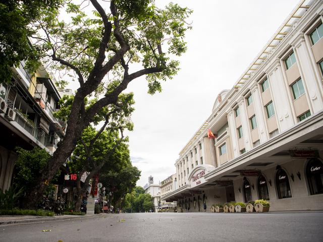 bat ngo hinh anh pho di bo ha noi vang nhu tet ngay cuoi tuan