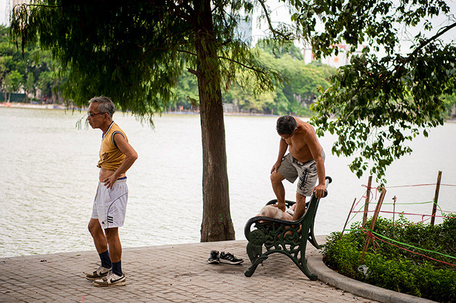 bat ngo hinh anh pho di bo ha noi vang nhu tet ngay cuoi tuan