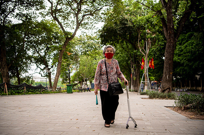 bat ngo hinh anh pho di bo ha noi vang nhu tet ngay cuoi tuan