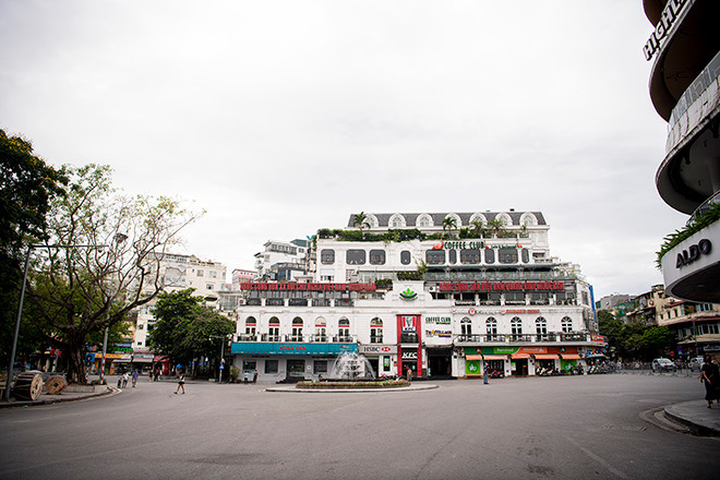 bat ngo hinh anh pho di bo ha noi vang nhu tet ngay cuoi tuan