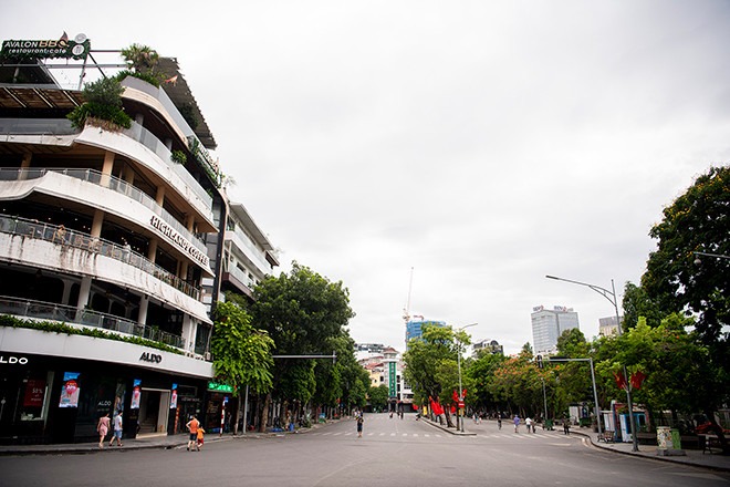 bat ngo hinh anh pho di bo ha noi vang nhu tet ngay cuoi tuan