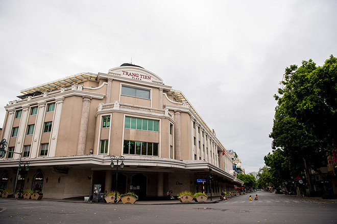 bat ngo hinh anh pho di bo ha noi vang nhu tet ngay cuoi tuan