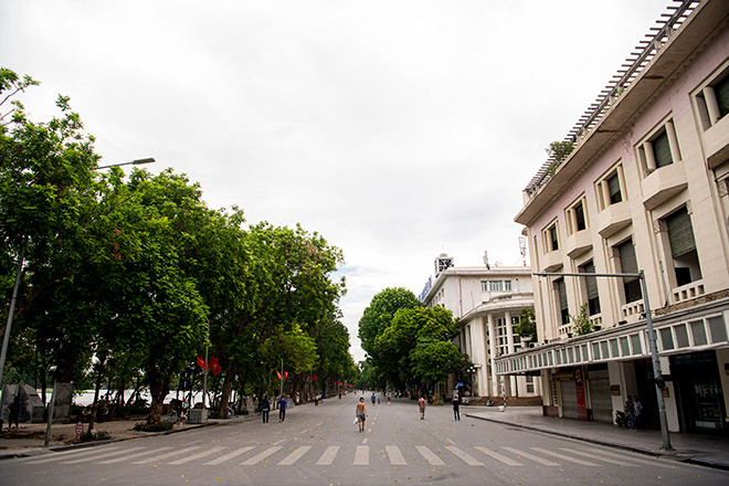 bat ngo hinh anh pho di bo ha noi vang nhu tet ngay cuoi tuan