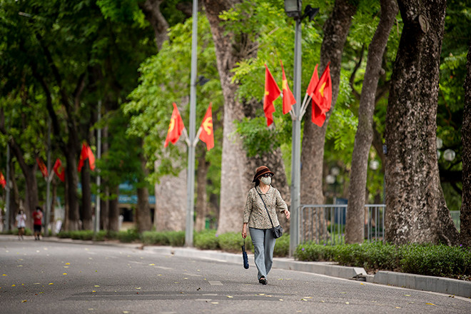 bat ngo hinh anh pho di bo ha noi vang nhu tet ngay cuoi tuan