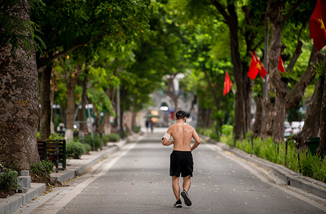 bat ngo hinh anh pho di bo ha noi vang nhu tet ngay cuoi tuan