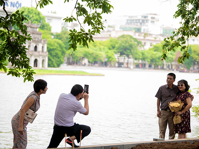 bat ngo hinh anh pho di bo ha noi vang nhu tet ngay cuoi tuan