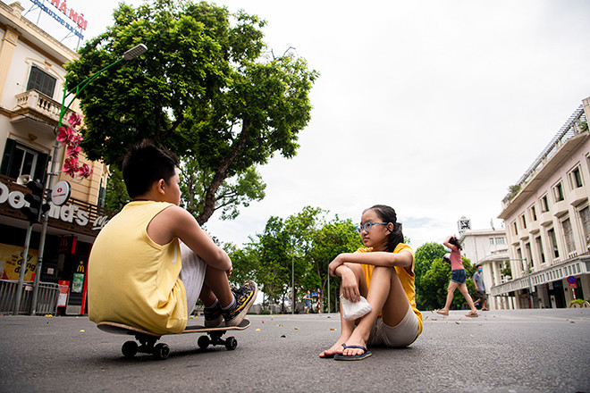 bat ngo hinh anh pho di bo ha noi vang nhu tet ngay cuoi tuan