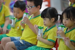 Nhờ “phổ cập” sữa học đường, trẻ có sự cải thiện về chất