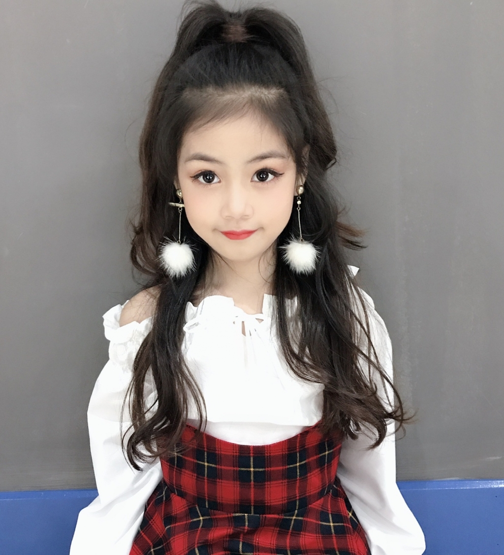 Cô bé sở hữu ngoại hình ấn tượng với nét cá tính từ góc mặt đến thần thái.