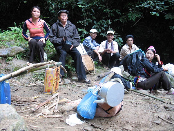 Nhà giáo Anh hùng Nguyễn Văn Bôn, thứ 2 từ trái sang, trong hành trình đi bộ leo núi trở lại Mù Cả huyền thoại