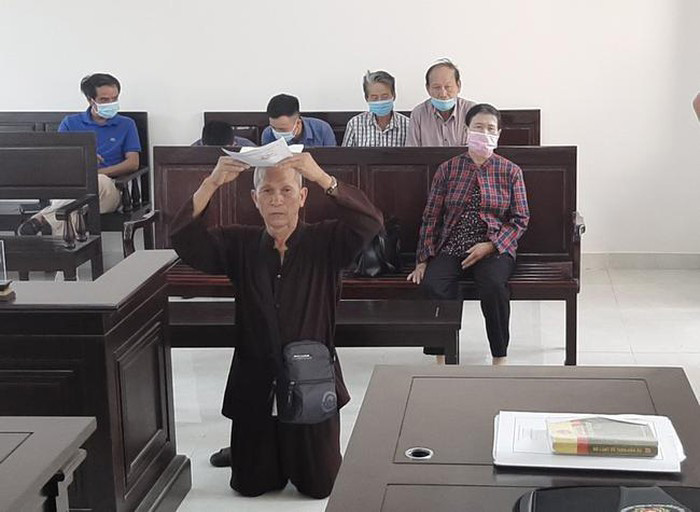 Ông Trần Hữu Sỹ quỳ gối ngay giữa tòa xin xét xử vụ kiện